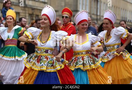 Les danseurs du groupe Afon Sistema se produisent en robe traditionnelle dans le Carnaval de Bath, Somerset, Angleterre, Royaume-Uni.15 de juillet 2017 Banque D'Images