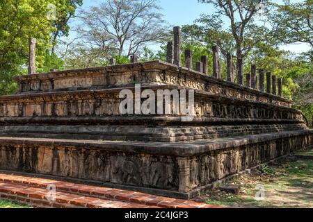 Une section des murs en pierre du audience Hall à Polonnaruwa au Sri Lanka présentant diverses figures, dont des éléphants, des lions et des singes. Banque D'Images