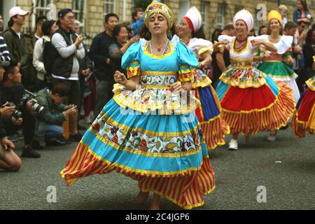 Les danseurs du groupe Afon Sistema se produisent en robe traditionnelle dans le Carnaval de Bath, Somerset, Angleterre, Royaume-Uni.15 de juillet 2017 Banque D'Images