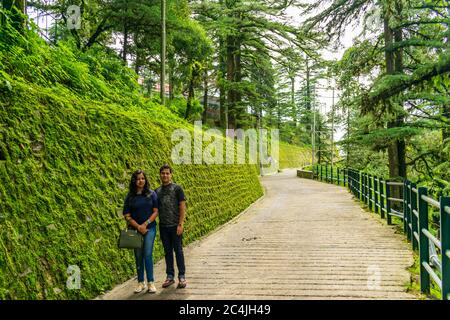 Landour, Uttarakhand, Inde; 21-Jul-2019; UN couple posant pour la photo; Mussoorie, Uttarakhand, Inde Banque D'Images