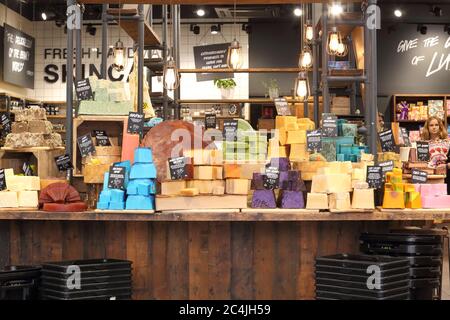 Des barres de savon biologiques et colorées de la cosmétique faite à la main, luxuriantes boutiques, Union Street, Bath, England.09/09/2017. Banque D'Images