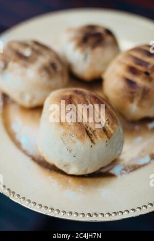 Pain de roosterbrood ou de braai : pain frais cuit sur le barbecue ou le braai, baie de Port Elizabeth/Nelson Mandela, Cap-Oriental, Afrique du Sud Banque D'Images