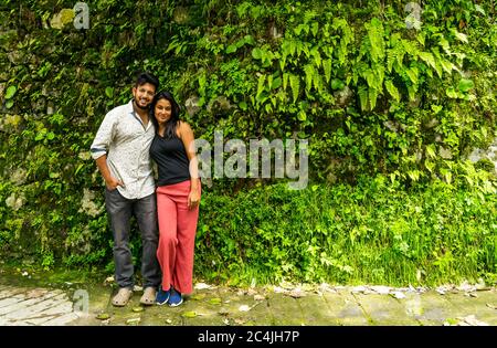 Landour, Uttarakhand, Inde; 21-Jul-2019; UN couple posant pour la photo; Mussoorie, Uttarakhand, Inde Banque D'Images