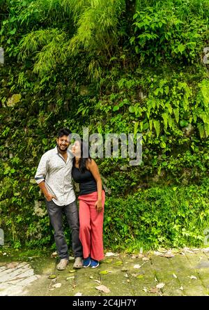 Landour, Uttarakhand, Inde; 21-Jul-2019; UN couple posant pour la photo; Mussoorie, Uttarakhand, Inde Banque D'Images