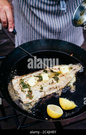 Amberjack à queue jaune avec beurre, citron, salsa verte, baie de Port Elizabeth/Nelson Mandela, Cap oriental, Afrique du Sud Banque D'Images