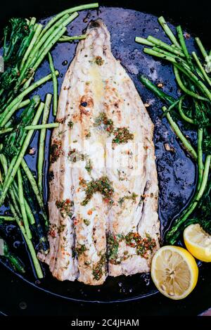 Amberjack à queue jaune avec beurre, citron, salsa verte, asperges et brocoli, baie de Port Elizabeth/Nelson Mandela, Cap-Oriental, Afrique du Sud Banque D'Images