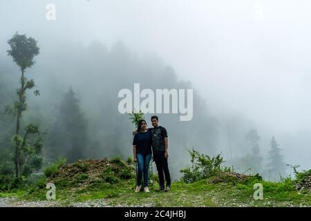 Landour, Uttarakhand, Inde; 21-Jul-2019; UN couple posant pour la photo; Mussoorie, Uttarakhand, Inde Banque D'Images