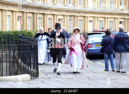 Des personnes vêtues de style vintage marchant à la promenade costumée Regency, le 200e anniversaire de la mort de Jane Austen à Bath, Angleterre, Royaume-Uni, 09/09/2017 Banque D'Images