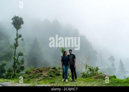 Landour, Uttarakhand, Inde; 21-Jul-2019; UN couple posant pour la photo; Mussoorie, Uttarakhand, Inde Banque D'Images