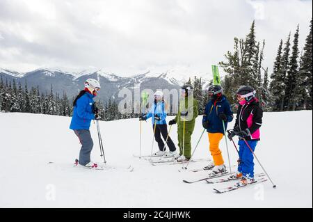 Whistler, C.-B., Canada : cours de ski en famille sur Blackcomb – photo de stock Banque D'Images