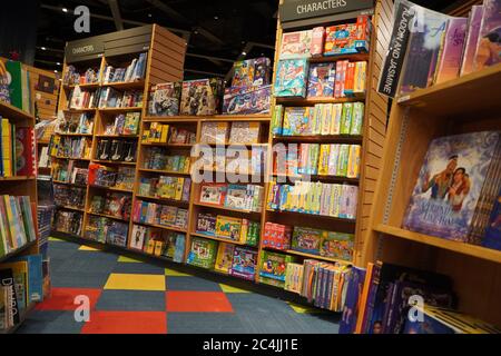 Livres de dessin et de coloriage pour enfants sur les étagères d'une librairie à vendre. Bibliothèque livres pour enfants. Variété de livres à vendre sur étagère dans la bibliothèque. Banque D'Images