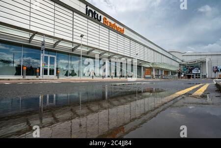 Glasgow, Écosse, Royaume-Uni. 27 juin 2020. Le propriétaire de certains des plus grands centres commerciaux du Royaume-Uni, dont Braehead à Glasgow, photographié, Intu, a fait appel à des administrateurs. Ses centres resteront ouverts sous la direction des administrateurs KPMG. Iain Masterton/Alay Live News Banque D'Images