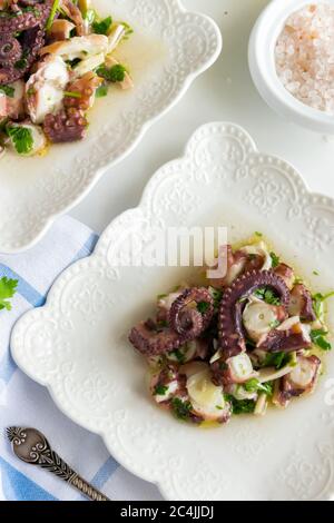 Salade de pieuvre prête à manger, fruits de mer riches en protéines Banque D'Images