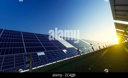 Image éclatante des panneaux solaires sous les nuages épars Banque D'Images