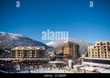Whistler, C.-B., Canada : ski de neige jusqu'au village de Whistler – photo de la réserve Banque D'Images