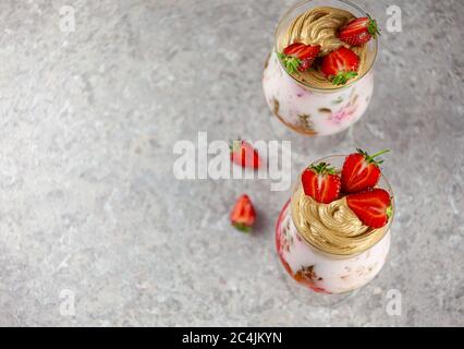 Cocktail sur la vue de dessus de table avec place pour le texte. Fond gris.dessert d'été froid. Bols de gelée à couches. Cocktail coloré et festif avec Banque D'Images