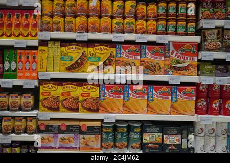 Dubai eau décembre 2019 a assorti un lot de Taco Shells exposition à vendre dans les étagères de supermarché. Présenter également les bouteilles de salsa. Taco de maïs à coquille dure Banque D'Images