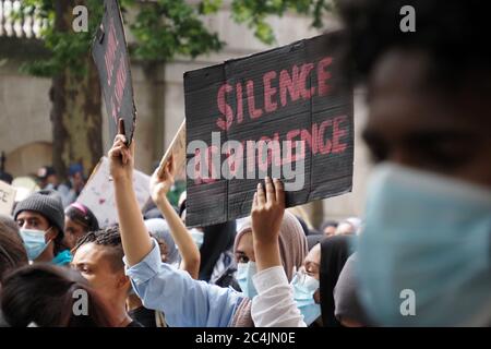 Londres, Royaume-Uni - 27 juin 2020. Des milliers de Noirs sont en cause. Les militants se rendent à whitehall à Londres pour réclamer justice à la jeune fille de 12 ans Shukri Abdi, une école de réfugiés somaliens, un an après qu'elle ait été retrouvée morte dans une rivière de Bury. Credit: Nils Jorgensen/Alay Live News Banque D'Images