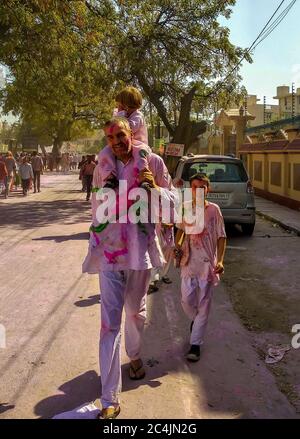 Mathura Vrindavan, Uttar Pradesh, Inde; 21-mars-2019; touristes appréciant Holi Banque D'Images