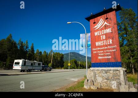 Whistler, C.-B., Canada : Bienvenue à Whistler, panneau au sud de Whistler sur l'autoroute 99 - photo Banque D'Images