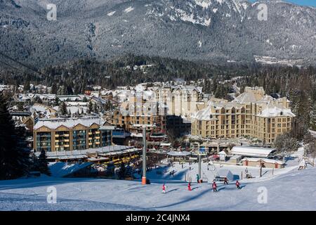 Whistler, C.-B., Canada : ski de neige jusqu'au village de Whistler – photo de la réserve Banque D'Images