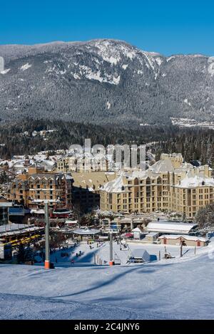 Whistler, C.-B., Canada : ski de neige jusqu'au village de Whistler – photo de la réserve Banque D'Images