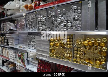 Dubaï Emirats Arabes Unis décembre 2019 belles boules de Noël multicolores sur le marché de Noël. Vente de décorations de Noël et de boules dans le magasin. Noël Banque D'Images