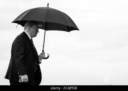 Washington, États-Unis d'Amérique. 20 juin 2020. Le président Donald J. Trump porte un parapluie alors qu'il marche de Marine One à bord de Air Force One à la base conjointe Andrews, Md. Samedi, 20 juin 2020, en route vers Tulsa, Okla People: Président Donald Trump Credit: Storms Media Group/Alay Live News Banque D'Images