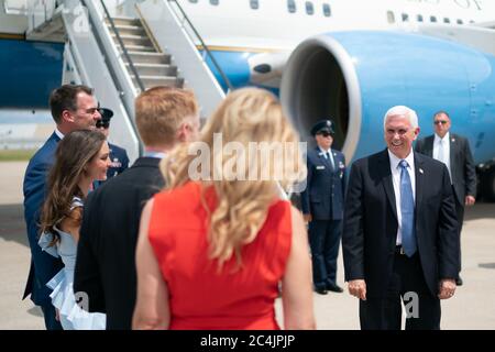 Tulsa, États-Unis d'Amérique. 20 juin 2020. Le vice-président Mike Pence accueille le gouverneur de l'Oklahoma Kevin Stitt, son épouse Mme Sarah Stitt, le sénateur James Lankford, R-Okla., et son épouse Mme Cindy Lankford après avoir débarqué la Force aérienne deux à l'aéroport international de Tulsa le samedi 20 juin 2020, à Tulsa, en Oklahoma. Personnes: Vice-président Mike Pence crédit: Storms Media Group/Alay Live News Banque D'Images