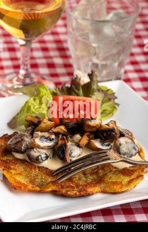 romesti suisse avec sauce aux champignons Banque D'Images