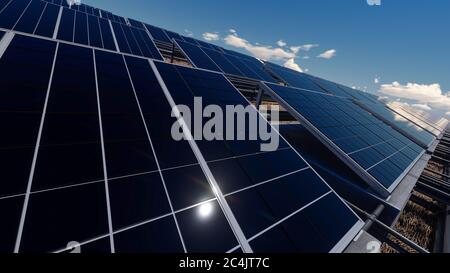 Image éclatante des panneaux solaires sous les nuages épars Banque D'Images