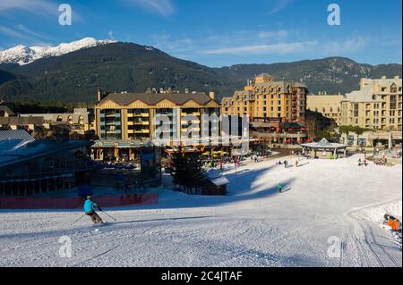 Whistler, C.-B., Canada : ski de neige jusqu'au village de Whistler – photo de la réserve Banque D'Images