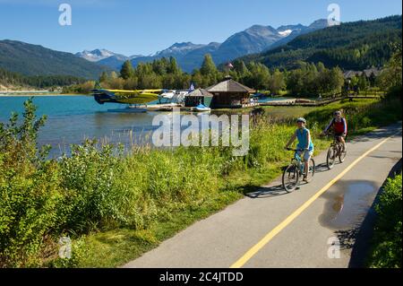 Whistler, C.-B., Canada : couple senior faisant du vélo sur le sentier Valley Trail le long de Green Lake - photo de stock Banque D'Images