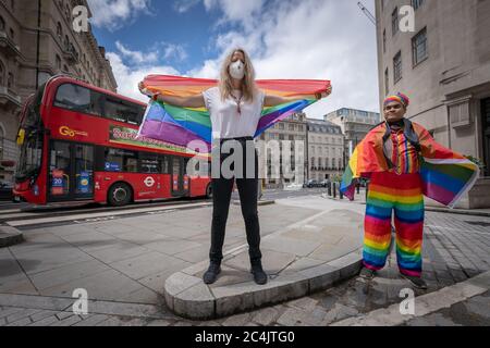 Londres, Royaume-Uni. 27 juin 2020. 50e anniversaire de la Marche du Front de libération gay (FGLF). Environ quarante activistes et supporters LGBT+ marchent sur la même voie que le défilé annulé de la fierté devait suivre. Les manifestants comprennent douze des derniers activistes survivants du Front de libération gay de Londres, 1970-74, certains maintenant dans leurs années 70 et 80, pour célébrer le 50e anniversaire de la FGLF et pour récupérer la fierté des demandes politiques. Crédit : Guy Corbishley/Alamy Live News Banque D'Images