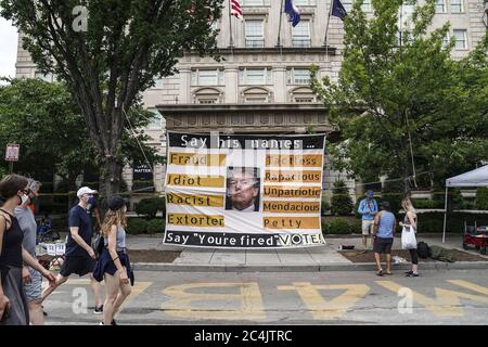 Washington, États-Unis. 27 juin 2020. Un panneau portant la mention « dites-le et « vous êtes tiré » est joué devant l'hôtel Hay Adams à Black Lives Matter Plaza le samedi 27 juin 2020 à Washington, DC. Des manifestations, des manifestations et des rassemblements ont lieu tous les jours depuis le décès de George Floyd le 25 mai 2020 à Minneapolis, Minnesota. Photo de Leigh Vogel/UPI crédit: UPI/Alay Live News Banque D'Images