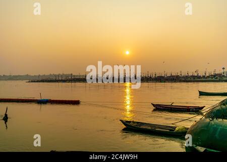 Kumbha Mela, Allahabad, Uttar Pradesh, Inde; 17-Feb-2019; une vue au coucher du soleil sur le Gange, Triveni Sangam, Prayag Banque D'Images