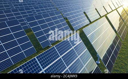 Image éclatante des panneaux solaires sous les nuages épars Banque D'Images