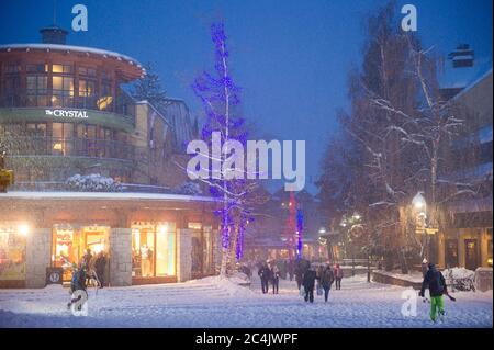 Whistler, C.-B., Canada : chute de neige au-dessus du Square Mountain, dans le village de Whistler – photo de la réserve Banque D'Images