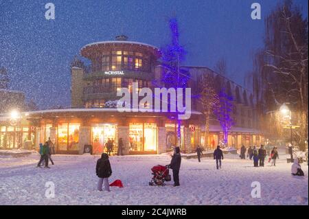 Whistler, C.-B., Canada : chute de neige au-dessus du Square Mountain, dans le village de Whistler – photo de la réserve Banque D'Images