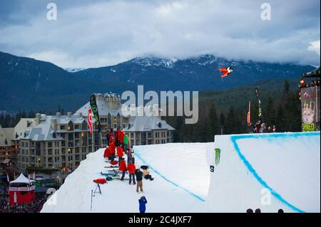 Whistler, C.-B., Canada : spectacle Monster Shred Big Air au WSSF – photo de stock Banque D'Images