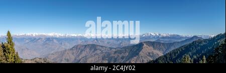 Shivalik Range of the Himalaya, Narkanda Valley, Himachal Pradesh - une vue panoramique de la chaîne Shivalik prise du pic de Hatu Banque D'Images