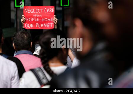 Bruxelles, Belgique. 27 juin 2020. Les militants tiennent des pancartes lors d'une manifestation contre les militants de la rébellion contre l'extinction. Crédit: ALEXANDROS MICHAILIDIS/Alay Live News Banque D'Images