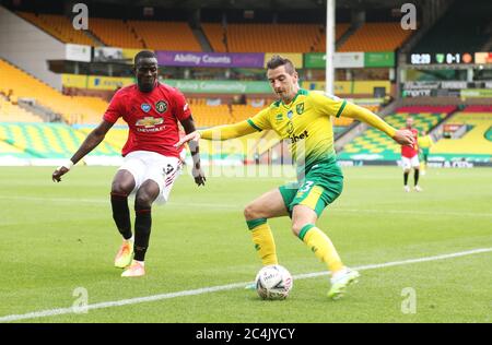 Kenny McLean (à droite) de Norwich City et Eric Bailly de Manchester United se battent pour le ballon lors du match final de la coupe FA à Carrow Road, Norwich. Banque D'Images