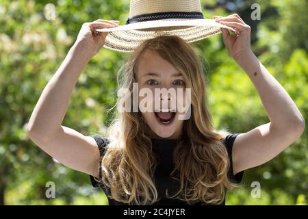 Fille (11) avec chapeau de soleil, Kiel, Schleswig-Holstein, Allemagne Banque D'Images