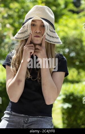 Fille (11) avec chapeau de soleil, Kiel, Schleswig-Holstein, Allemagne Banque D'Images