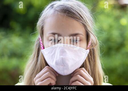 Fille (11) avec protection bouche-nez, Kiel, Schleswig-Holstein, Allemagne Banque D'Images