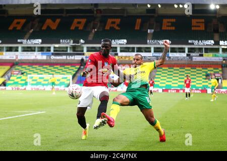 Eric Bailly (à gauche) de Manchester United et Onel Hernandez de Norwich City se battent pour le ballon lors du match final de la coupe FA à Carrow Road, Norwich. Banque D'Images