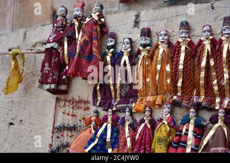 Poupée de marionnettes ou Kathputli est un théâtre de marionnettes à cordes, originaire du Rajasthan, en Inde Banque D'Images