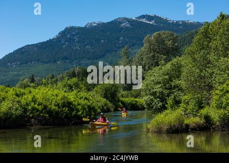 Whistler, C.-B., Canada : kayak sur la rivière des rêves d'or – photo de la réserve Banque D'Images