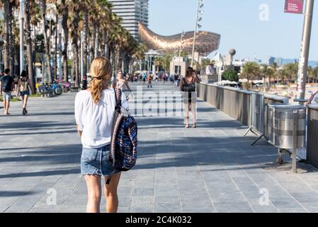 BARCELONE - 26 JUIN 2020: Gens Wal k Barceloneta Beach avec le Peix d'Or de Frank Gehry (Sculpture de baleines) en été après le COVID 19 le 26 juin 2020 in Banque D'Images